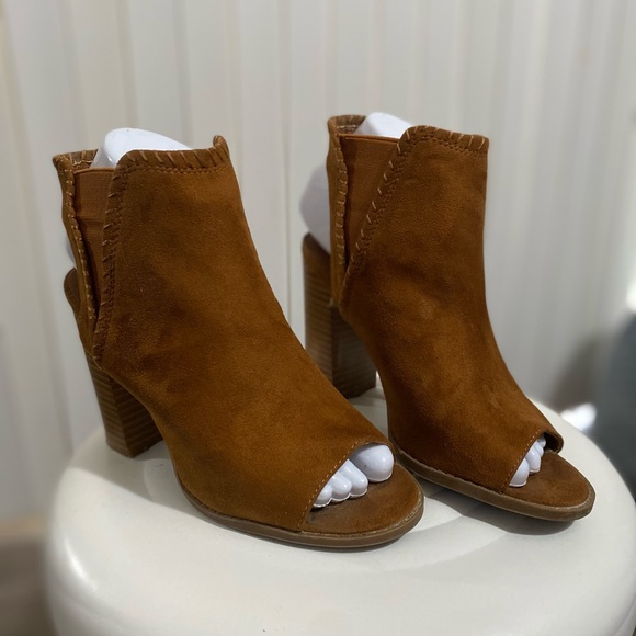 Open toe and heel cognac colored booties 🥾 - Picture 2 of 4